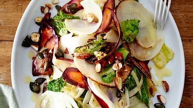 Lauwarmer Gemüsesalat mit Knusper-Nüssen Rezept - Foto: LECKER @ Bauer Media Group