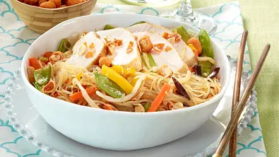 Lauwarmer Hähnchen-Glasnudel-Salat Rezept - Foto: LECKER @ Bauer Media Group