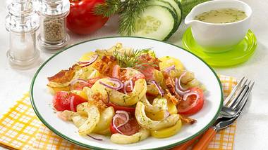 Lauwarmer Kartoffel-Schmorgurken- Salat Rezept - Foto: Maass