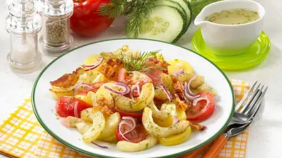Lauwarmer Kartoffel-Schmorgurken- Salat Rezept - Foto: LECKER @ Bauer Media Group