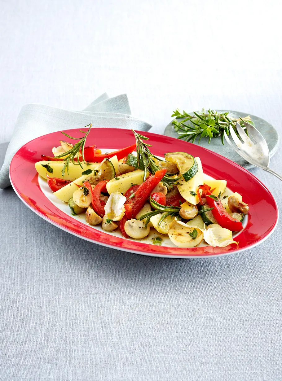 Lauwarmer Kartoffelsalat mit gebratenem Gemüse Rezept Lauwarmer Kartoffelsalat mit gebratenem Gemüse Rezept