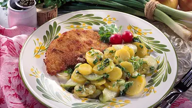 Lauwarmer Kartoffelsalat mit Schnitzeln Wiener Art Rezept - Foto: LECKER @ Bauer Media Group