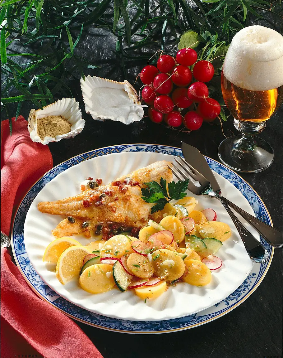 Lauwarmer Kartoffelsalat mit Schollenfilet Rezept Lauwarmer Kartoffelsalat mit Schollenfilet Rezept