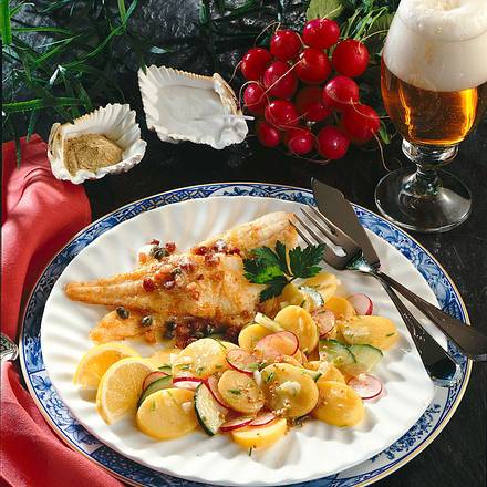 Lauwarmer Kartoffelsalat mit Schollenfilet Rezept Lauwarmer Kartoffelsalat mit Schollenfilet Rezept