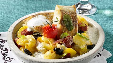 Lauwarmer Kartoffelsalat mit Seelachsfilet und Weißweinsoße Rezept - Foto: House of Food / Bauer Food Experts KG