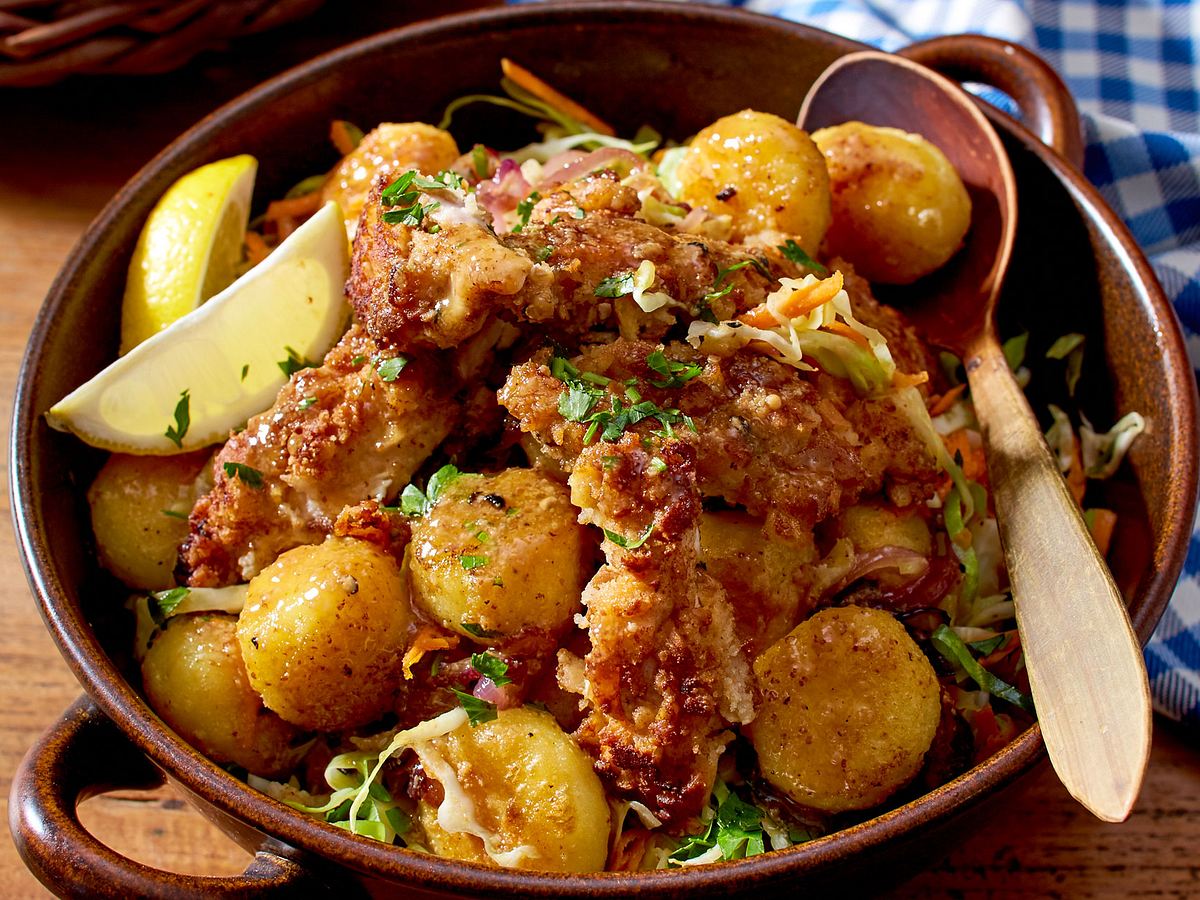 Lauwarmer Knödelsalat mit Backhendl-Streifen Rezept