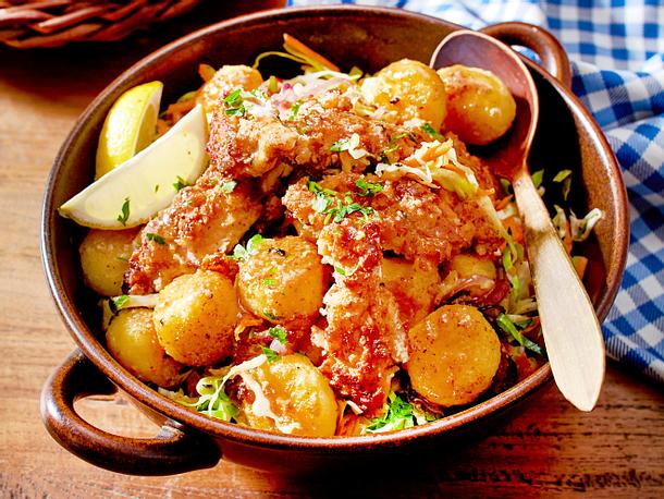 Lauwarmer Knödelsalat mit Backhendl-Streifen Rezept