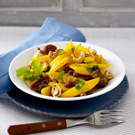 Lauwarmer Möhrensalat mit getrockneten Früchten, Cashewkernen und Koriander Rezept