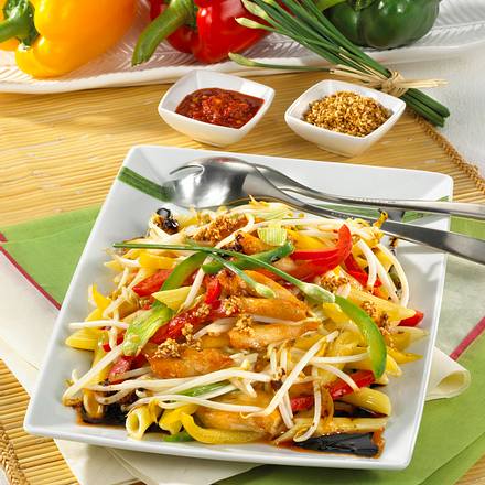Lauwarmer Nudelsalat auf asiatische Art Rezept Lauwarmer Nudelsalat auf asiatische Art Rezept