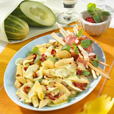 Lauwarmer Nudelsalat mit Schmorgurken und Parmaschinken Rezept