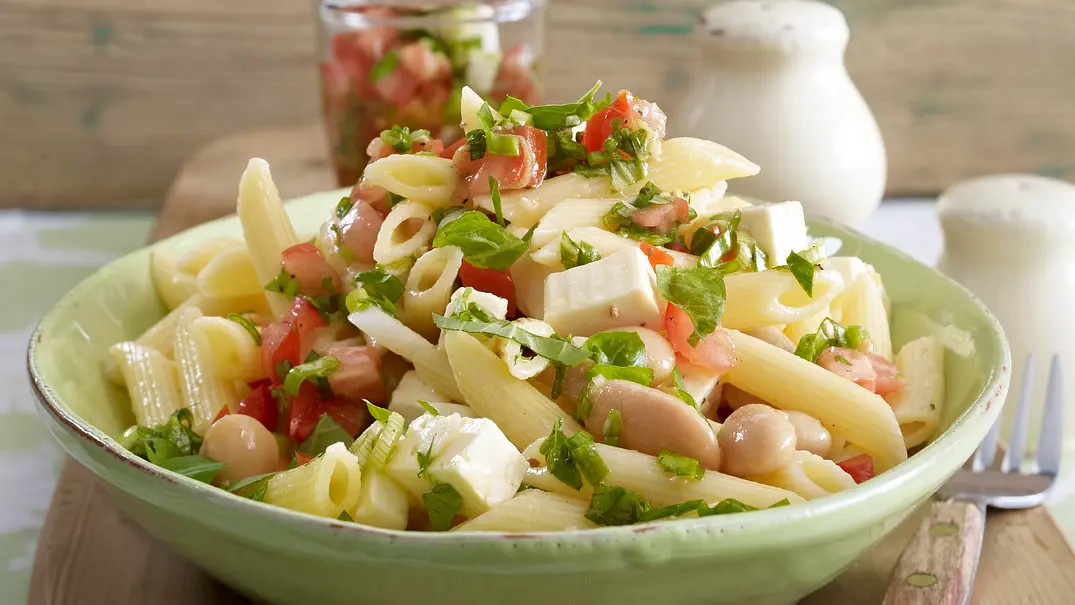 Lauwarmer Penne-Salat mit weißen Bohnen und Tomatensalsa Rezept - Foto: LECKER @ Bauer Media Group Lauwarmer Penne-Salat mit weißen Bohnen und Tomatensalsa Rezept - Foto: LECKER @ Bauer Media Group