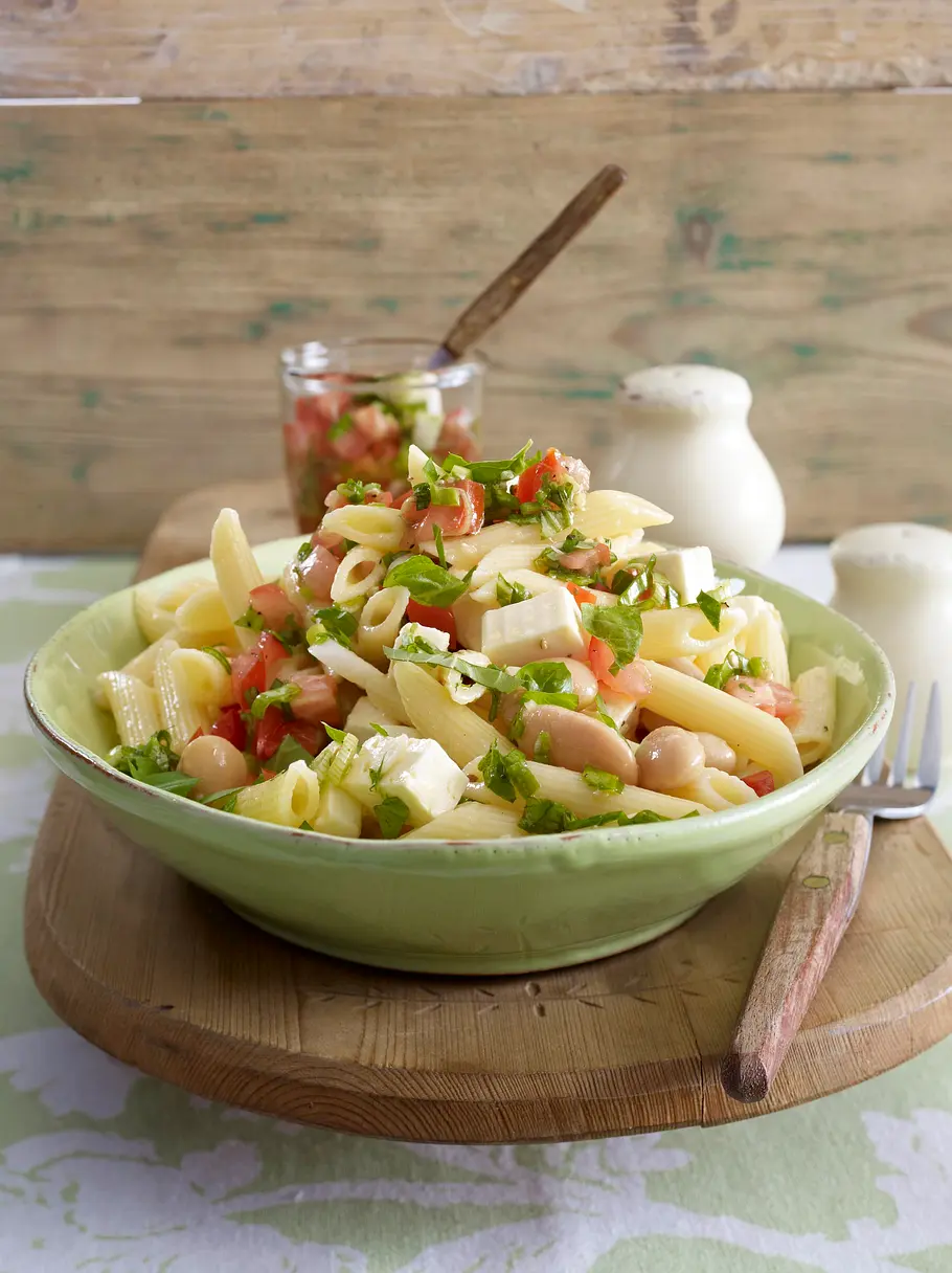 Lauwarmer Penne-Salat mit weißen Bohnen und Tomatensalsa Rezept Lauwarmer Penne-Salat mit weißen Bohnen und Tomatensalsa Rezept