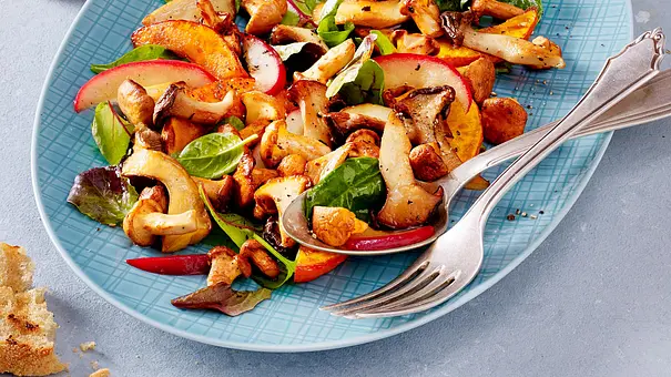 Lauwarmer Pilz-Kürbis-Salat auf einem hellblauen Teller. - Foto: LECKER @ Bauer Media Group Lauwarmer Pilz-Kürbis-Salat auf einem hellblauen Teller. - Foto: LECKER @ Bauer Media Group