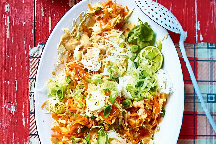 Lauwarmer Reisnudelsalat mit Erdnusssoße Rezept Lauwarmer Reisnudelsalat mit Erdnusssoße Rezept