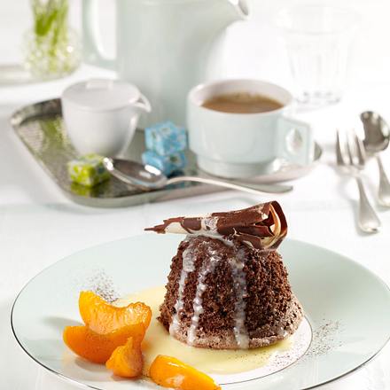 Lauwarmer Schokoladenkuchen mit marinierten Aprikosen Rezept Lauwarmer Schokoladenkuchen mit marinierten Aprikosen Rezept