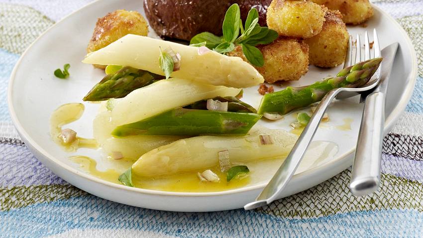 Lauwarmer Spargelsalat (grün, weiß) mit Balsamico-Dressing zu Rinderfilet und neuen Kartoffeln mit Bröselbutter Rezept - Foto: House of Food / Bauer Food Experts KG