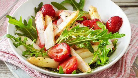 Lauwarmer Spargelsalat mit Erdbeeren Rezept - Foto: House of Food / Bauer Food Experts KG