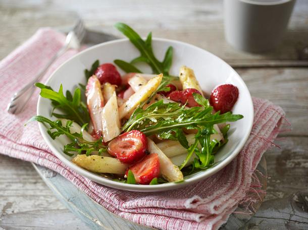 Lauwarmer Spargelsalat mit Erdbeeren Rezept Lauwarmer Spargelsalat mit Erdbeeren Rezept