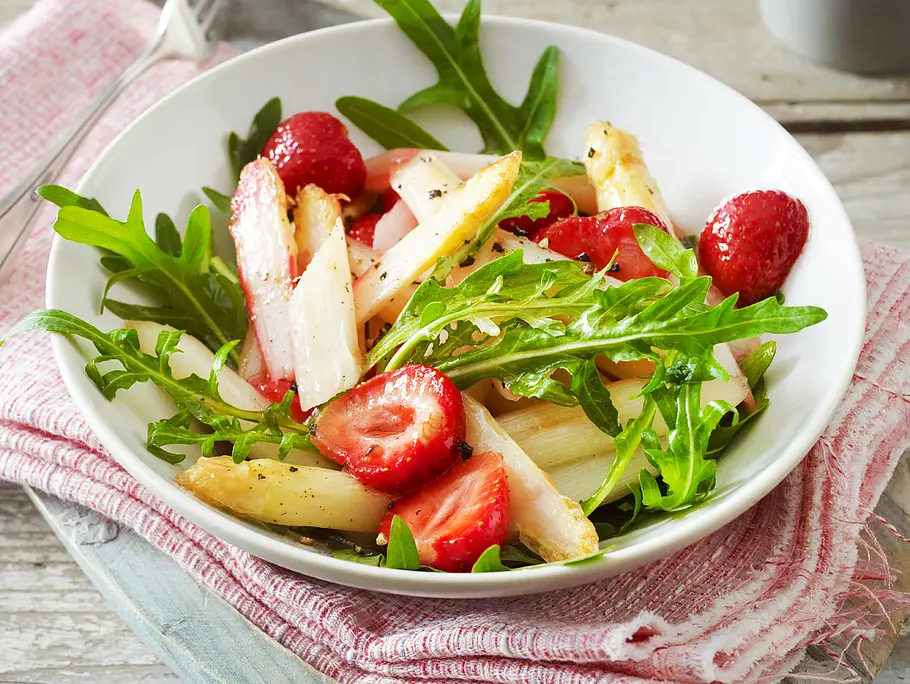 Lauwarmer Spargelsalat mit Erdbeeren Rezept Lauwarmer Spargelsalat mit Erdbeeren in einem Salatteller serviert