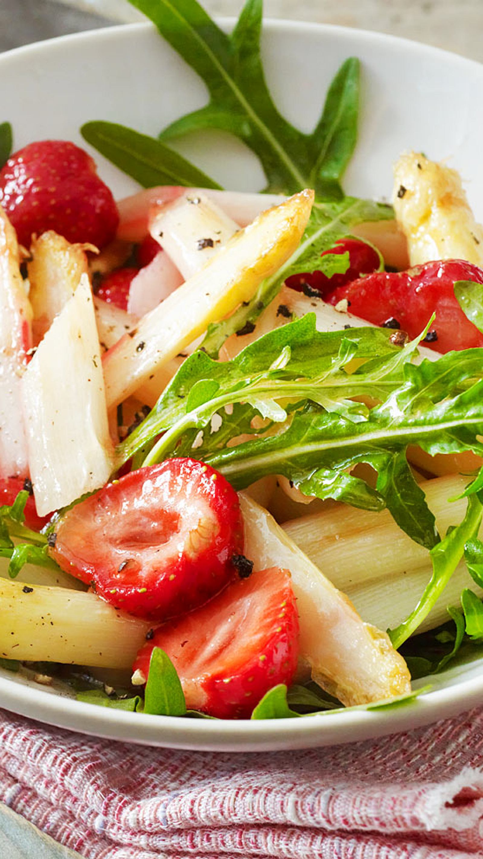 Spargelsalat mit Erdbeeren - einfach und schnell Rezept