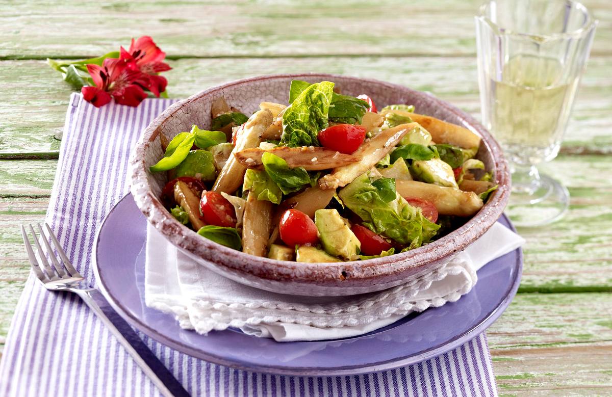 Lauwarmer Spargelsalat mit Kirschtomaten und Avocado Rezept