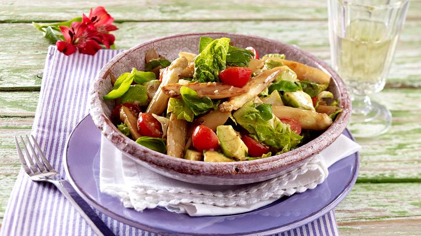 Lauwarmer Spargelsalat mit Kirschtomaten und Avocado Rezept - Foto: House of Food / Bauer Food Experts KG