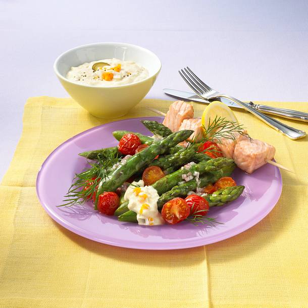 Lauwarmer Spargelsalat mit Lachsspießen Rezept Lauwarmer Spargelsalat mit Lachsspießen Rezept