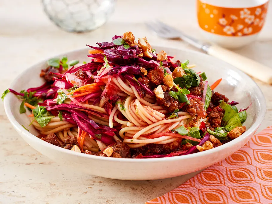 Lauwarmer Thai-Nudelsalat mit Rotkohlraspeln und Knusperhack Rezept