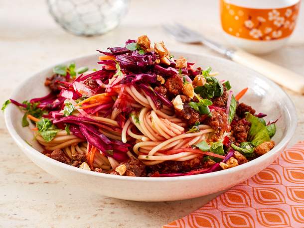 Lauwarmer Thai-Nudelsalat mit Rotkohlraspeln und Knusperhack Rezept