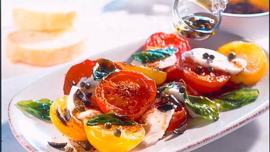 Lauwarmer Tomatensalat mit Kapernvinaigrette Rezept - Foto: LECKER @ Bauer Media Group