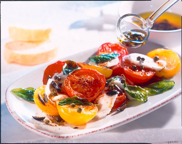 Lauwarmer Tomatensalat mit Kapernvinaigrette Rezept Lauwarmer Tomatensalat mit Kapernvinaigrette Rezept