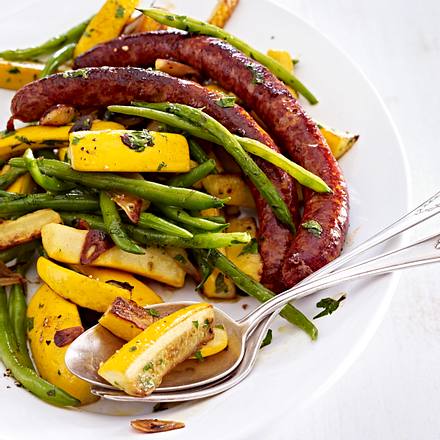 Lauwarmer Zucchini-Bohnen-Salat mit Lammwürstchen Rezept
