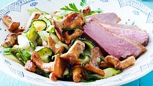 Lauwarmer Zucchini-Pfifferling-Salat mit Entenbrust Rezept - Foto: House of Food / Bauer Food Experts KG