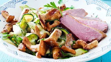 Lauwarmer Zucchini-Pfifferling-Salat mit Entenbrust Rezept - Foto: LECKER @ Bauer Media Group Lauwarmer Zucchini-Pfifferling-Salat mit Entenbrust Rezept - Foto: LECKER @ Bauer Media Group