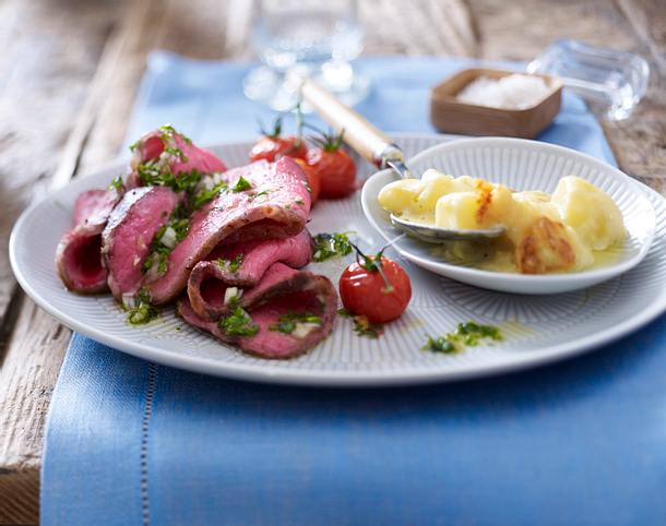 Lauwarmes Roastbeef mit Petersiliensoße und gratinierten Sahnekartoffeln Rezept Lauwarmes Roastbeef mit Petersiliensoße und gratinierten Sahnekartoffeln Rezept