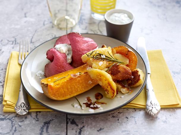 Lauwarmes Roastbeef zu Butternutkürbis & Knoblauchkartoffeln Rezept Lauwarmes Roastbeef zu Butternutkürbis & Knoblauchkartoffeln Rezept