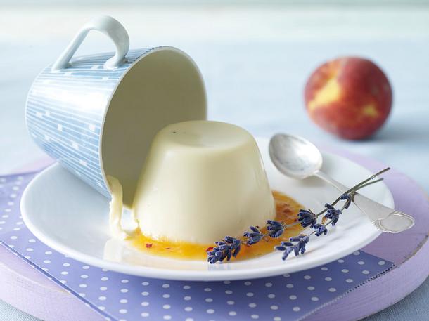 Lavendel-Panna-Cotta mit Pfirsichpüree Rezept Lavendel-Panna-Cotta mit Pfirsichpüree Rezept