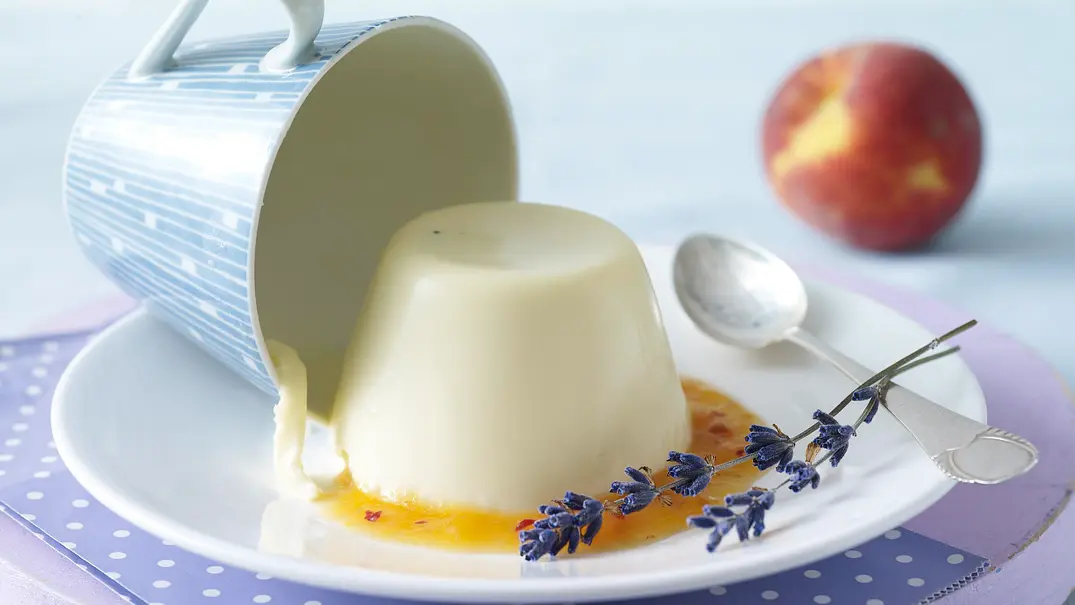 Lavendel-Panna-Cotta mit Pfirsichpüree Rezept - Foto: LECKER @ Bauer Media Group Lavendel-Panna-Cotta mit Pfirsichpüree Rezept - Foto: LECKER @ Bauer Media Group