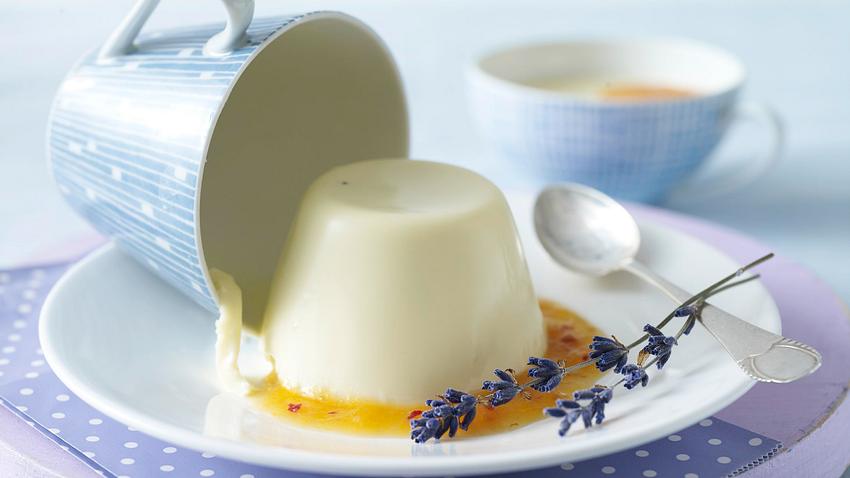 Lavendel-Panna-cotta mit Pfirsichpüree Rezept - Foto: House of Food / Bauer Food Experts KG