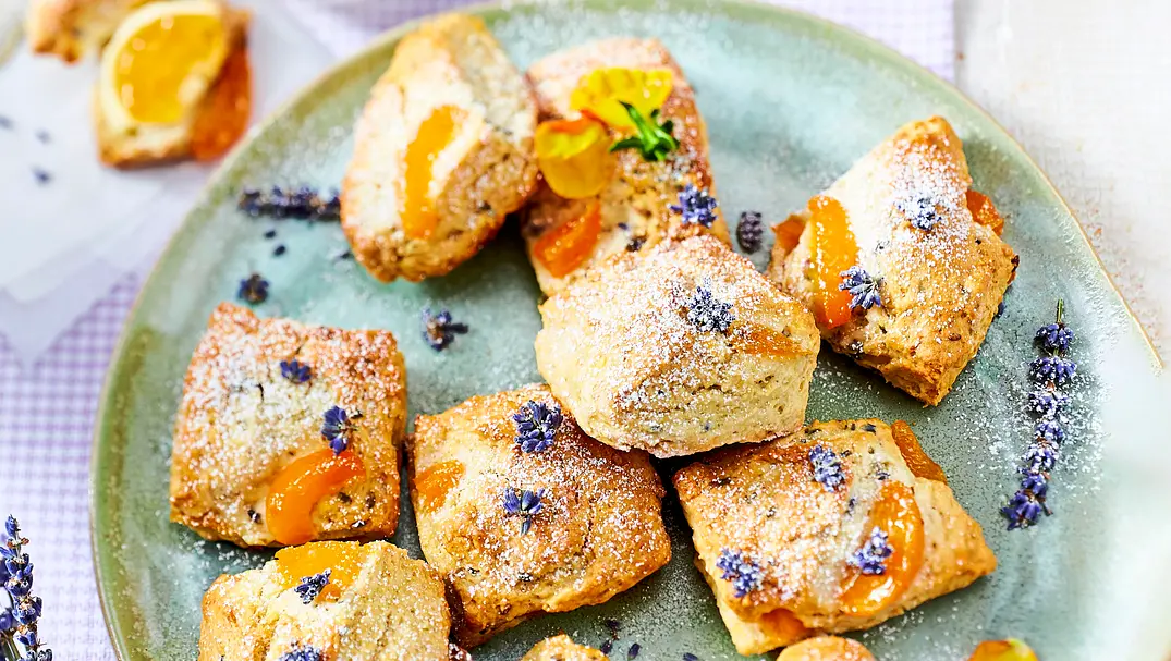 Lavendel-Scones mit Aprikosen Rezept - Foto: LECKER @ Bauer Media Group Lavendel-Scones mit Aprikosen Rezept - Foto: LECKER @ Bauer Media Group