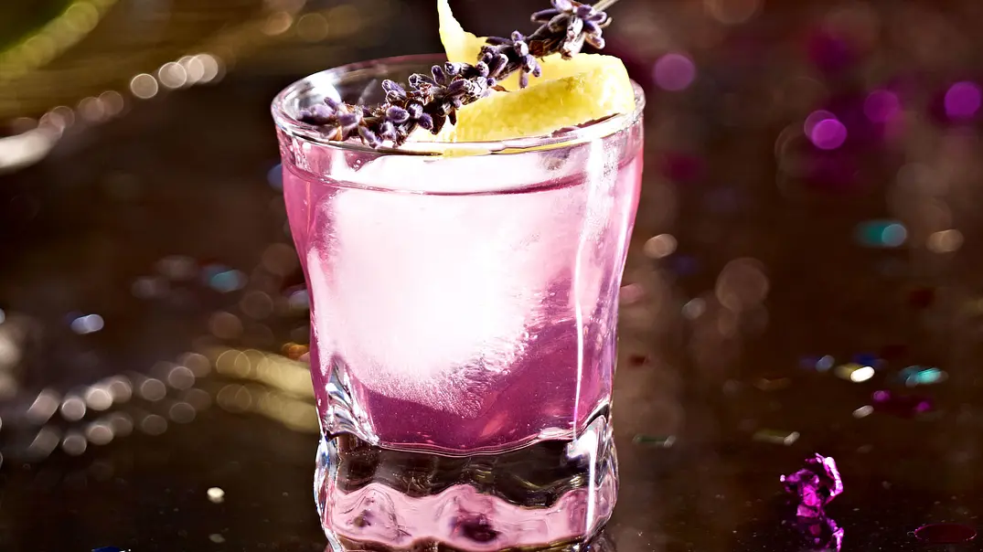 Lavender Gimlet Rezept - Foto: LECKER @ Bauer Media Group Lavender Gimlet Rezept - Foto: LECKER @ Bauer Media Group