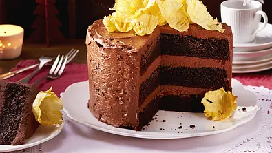 Layer-Cake mit Ananas-Blüten Rezept - Foto: LECKER @ Bauer Media Group