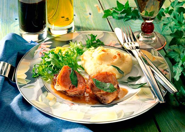 Leber-Saltimbocca mit Kartoffelpüree und grünem Salat Rezept Leber-Saltimbocca mit Kartoffelpüree und grünem Salat Rezept