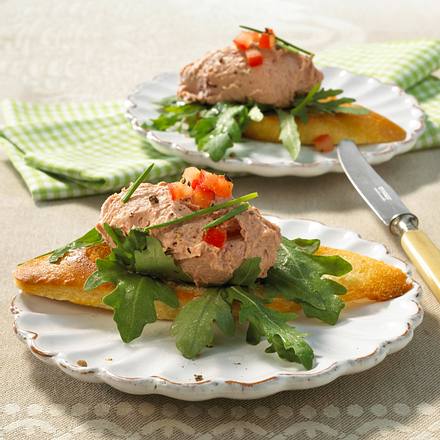 Lebercreme auf Brotchips Rezept Lebercreme auf Brotchips Rezept