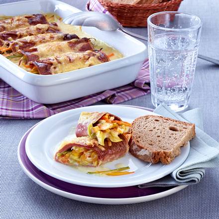 Leberkäs-Röllchen mit Lauch-Möhren-Gemüse Rezept Leberkäs-Röllchen mit Lauch-Möhren-Gemüse Rezept
