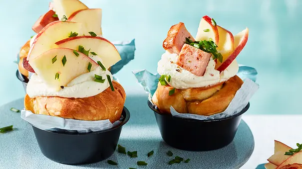 Zwei Leberkäse-Cupcakes mit Meerrettich-Apfel-Topping - Foto: LECKER @ Bauer Media Group