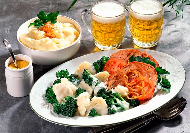 Leberkäse zu Crème fraîche-Gemüse Rezept Leberkäse zu Crème fraîche-Gemüse Rezept