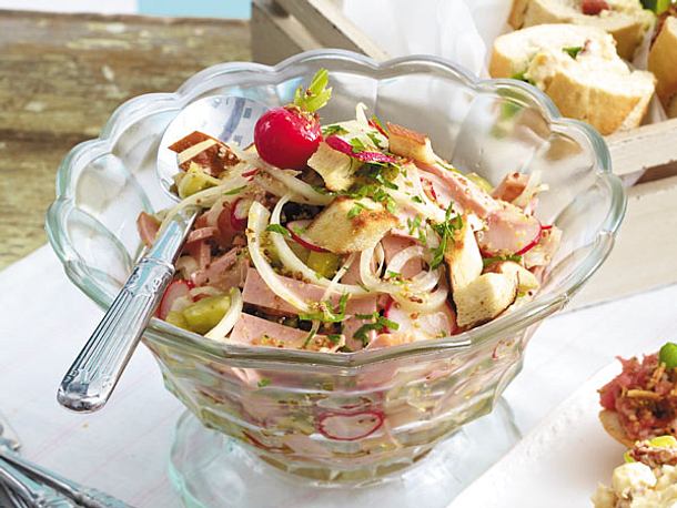 Leberkäsesalat mit Laugenchips Rezept Leberkäsesalat mit Laugenchips Rezept