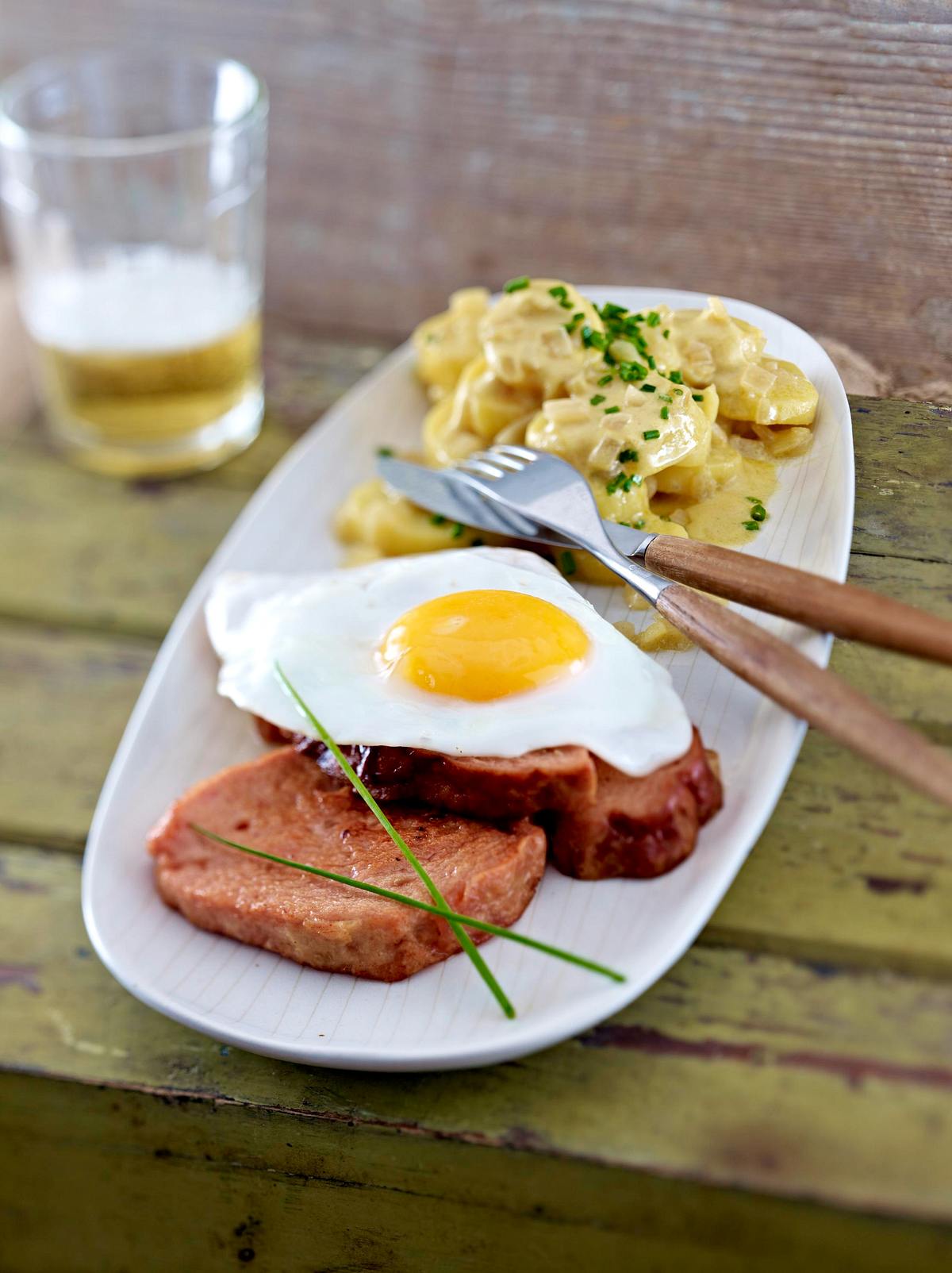 Leberkäse mit Kartoffelsalat und Spiegelei Rezept