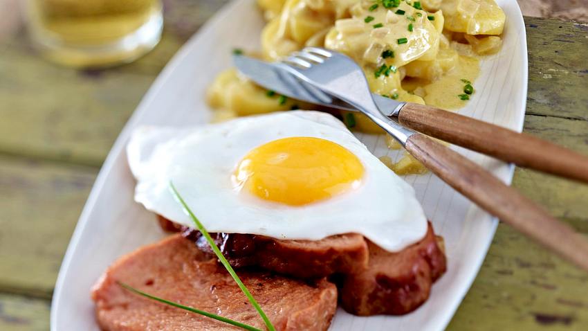 Leberkäse mit Kartoffelsalat und Spiegelei Rezept - Foto: House of Food / Bauer Food Experts KG